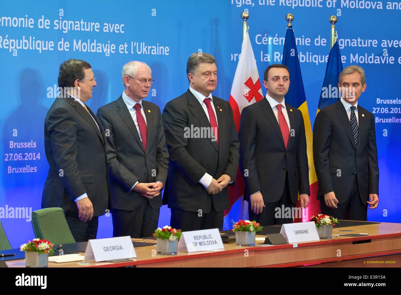 (140627) -- Bruxelles, 27 giugno 2014 (Xinhua) -- (da L a R)Unione Europea (UE) il Presidente della Commissione Jose Manuel Barosso, UE Il presidente del Consiglio Herman Van Rompuy, Presidente ucraino Petro Poroshenko, Georgiano Primo Ministro Irakli Garibashvili e Moldova il Primo ministro Iurie Leanca sono presenti alla cerimonia di firma a Bruxelles, Belgio, 27 giugno 2014. L'Unione europea (UE) hanno firmato accordi di associazione con l'Ucraina, la Georgia e la Moldavia il venerdì con lo scopo di approfondire i legami politici ed economici con le tre repubbliche ex sovietiche(Xinhua/Consiglio dell'Unione europea) (l Foto Stock