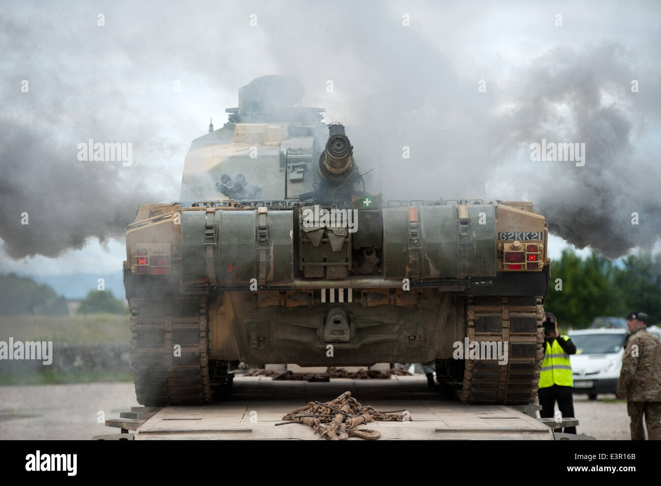 Esercito britannico principale battaglia serbatoio, un Chalenger 2 circondato da plooms di fumo durante l'avviamento del motore. Foto Stock