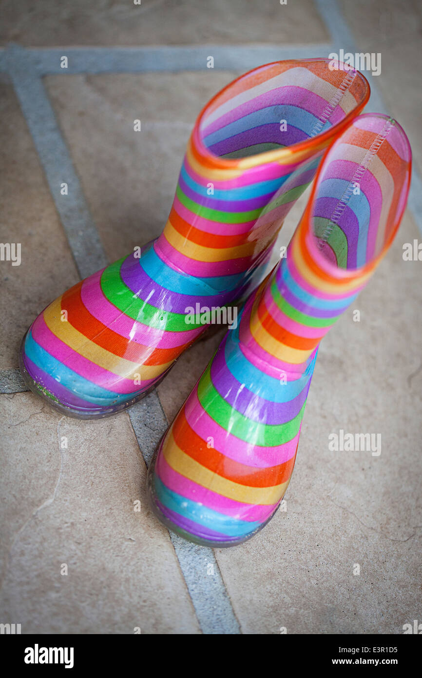 Colorati a strisce arcobaleno ragazze gumboots Foto Stock