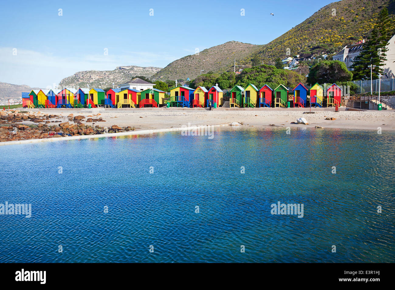 Vivacemente colorato cambiare camere presso il St James come visto sopra una serena rock pool, Città del Capo Foto Stock