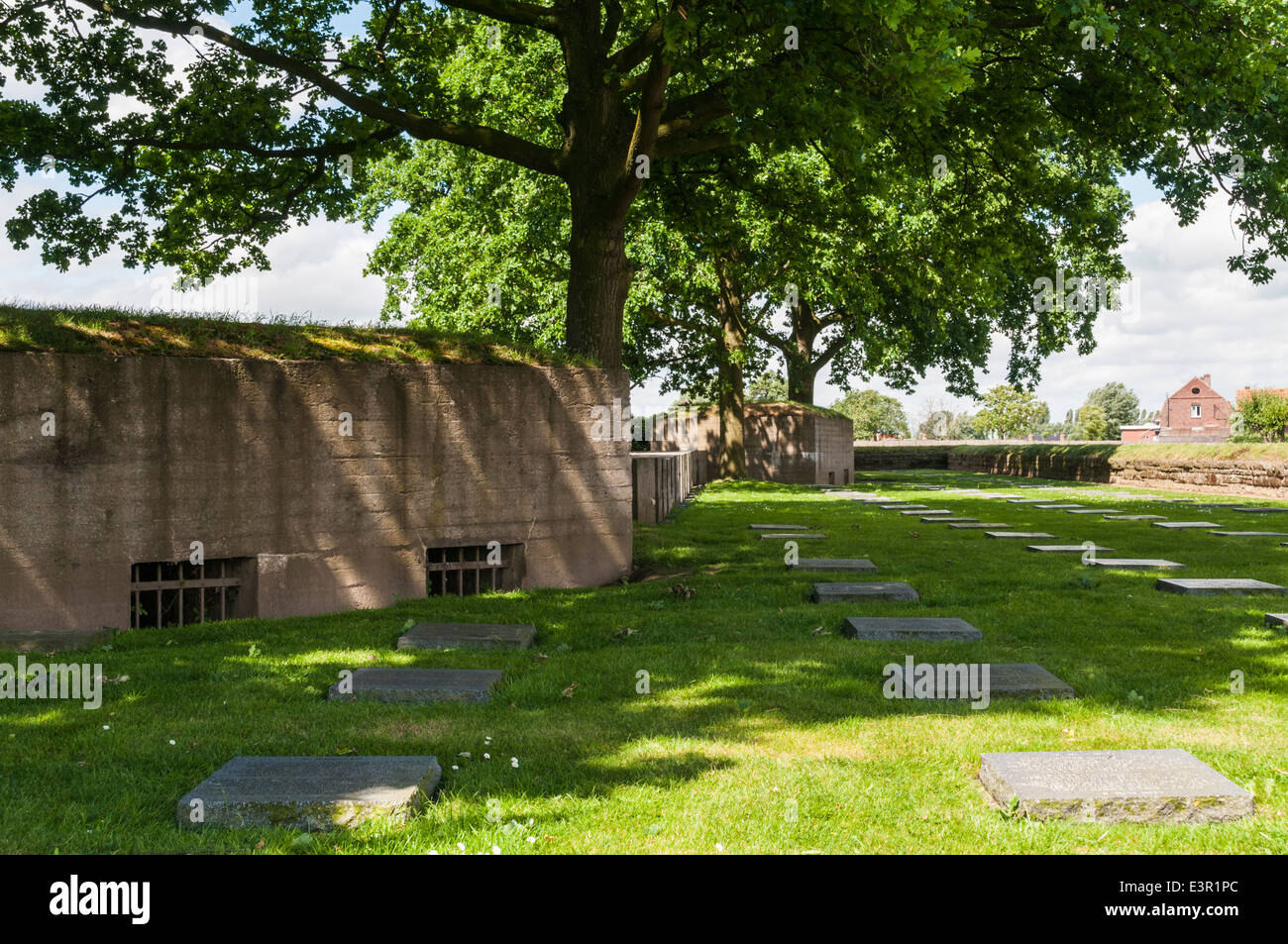 Due degli originali WW1 fortificati bunker tedesco all'interno Langemark cimitero tedesco Foto Stock