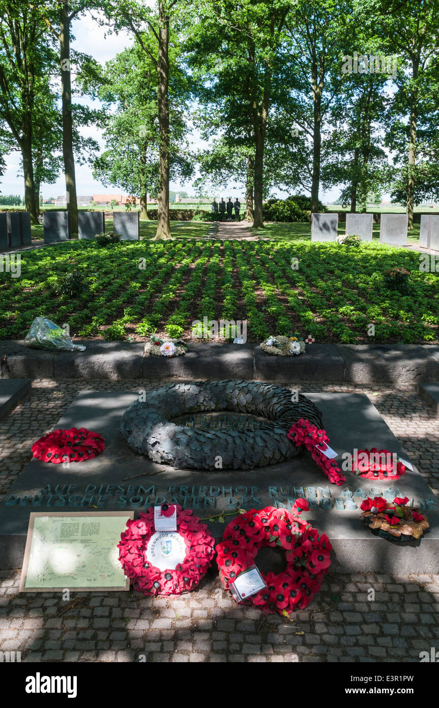 Il papavero ghirlande prevista nella parte anteriore del Kameraden afferrare o compagni grave all'interno Langemark Cimitero di Guerra Tedesco Foto Stock