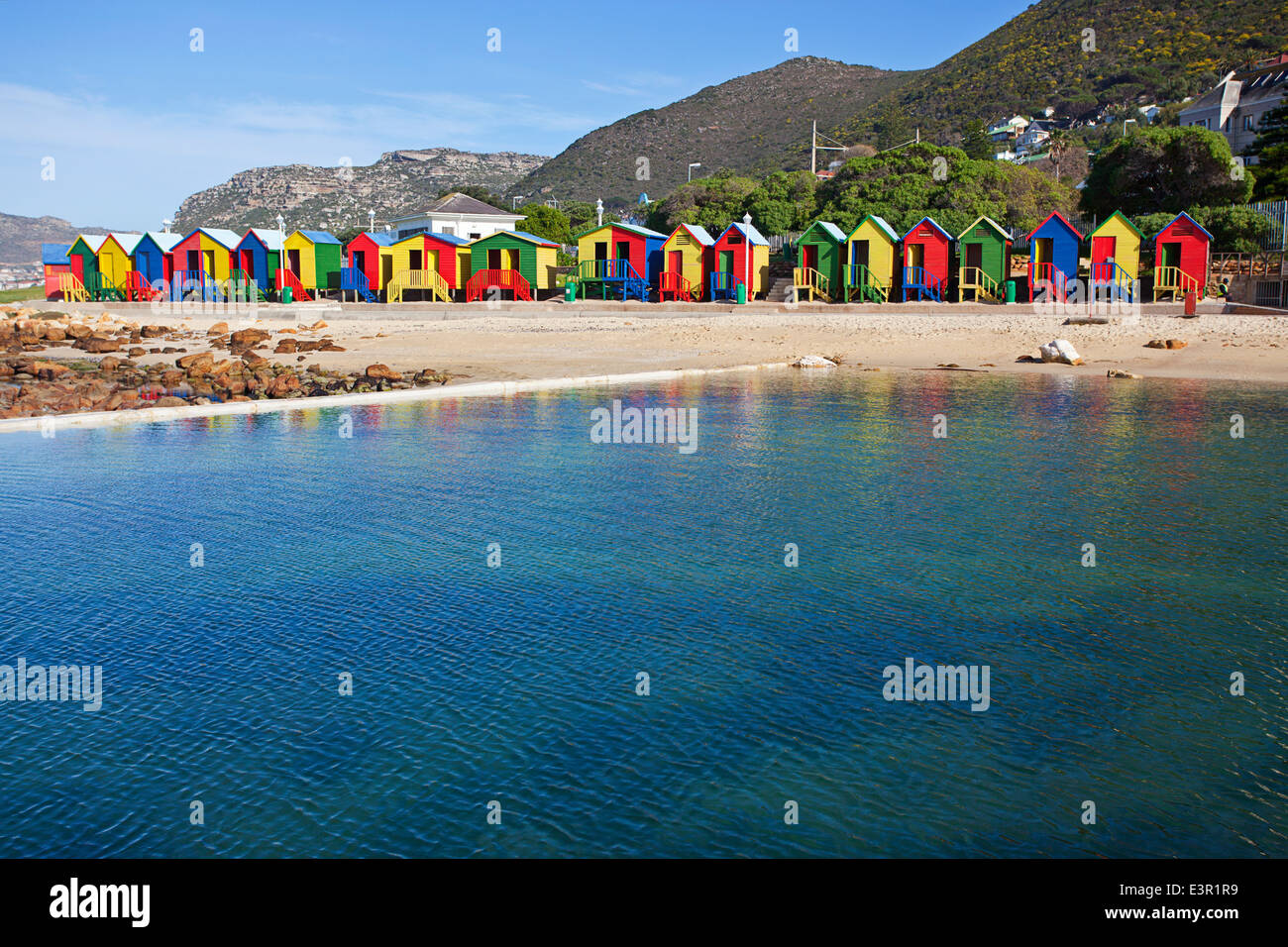 Vivacemente colorato cambiare camere presso il St James, Città del Capo Foto Stock