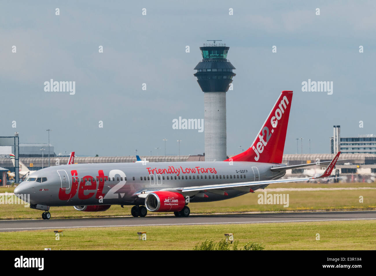 2.Com jet Boeing 737 muovendosi in posizione sulla pista di decollo all'aeroporto di Manchester Foto Stock