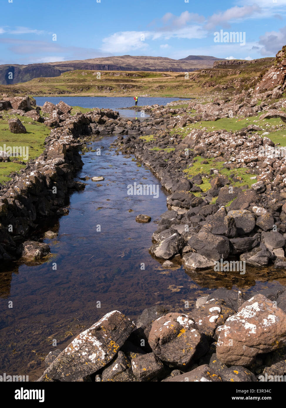 Antica man-made canale a Loch na h-Airde, Rubha un promontorio Dunain, Glenbrittle, Isola di Skye, Scotland, Regno Unito Foto Stock