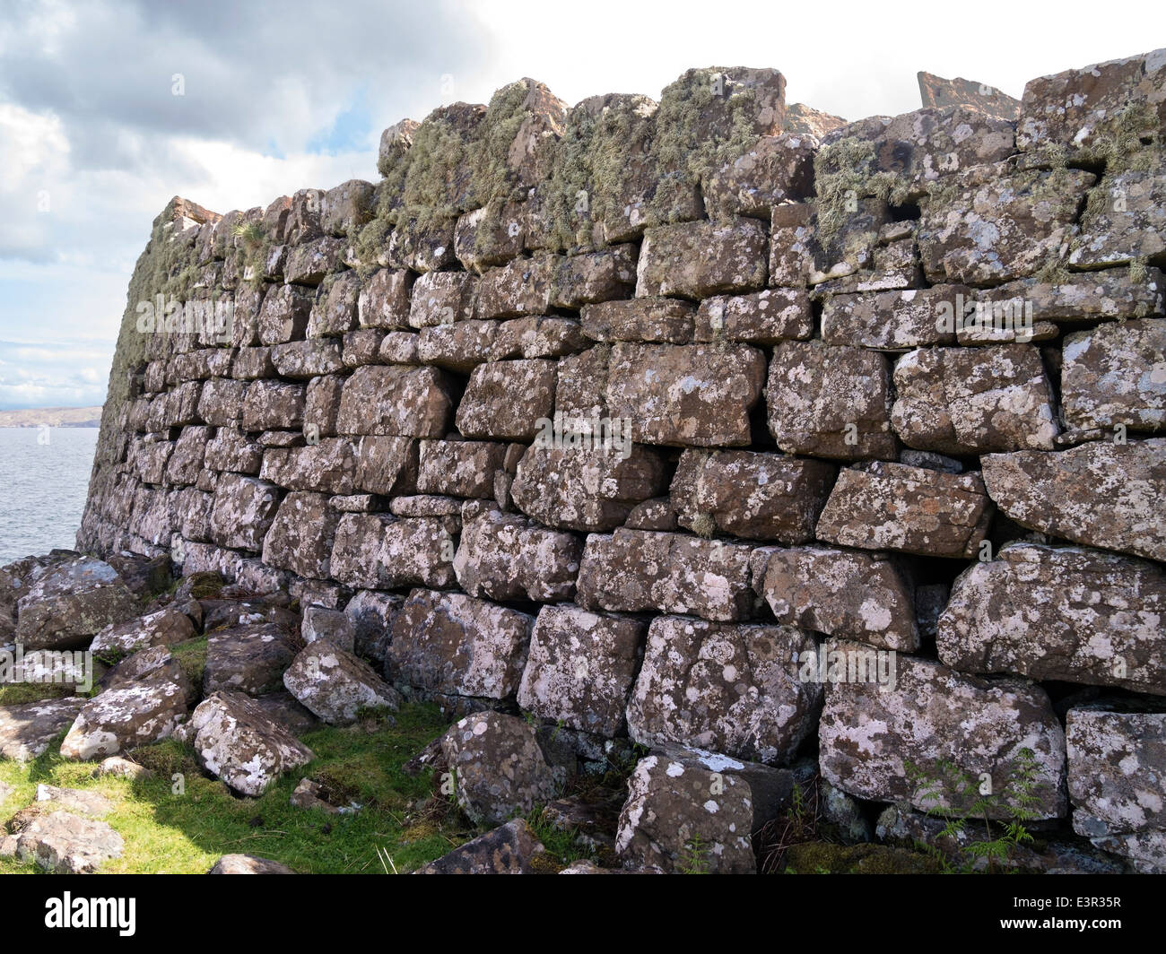 Rovine di antiche costiero scozzese promontorio fort ( Dun ) a Rubha un promontorio Dunain, Glenbrittle, Isola di Skye, Scotland, Regno Unito Foto Stock