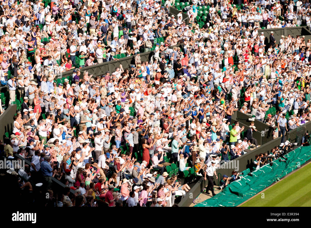 La folla di spettatori il tifo e applaudire, Centre Court Wimbledon Tennis Championship, Wimbledon Londra Inghilterra REGNO UNITO Foto Stock