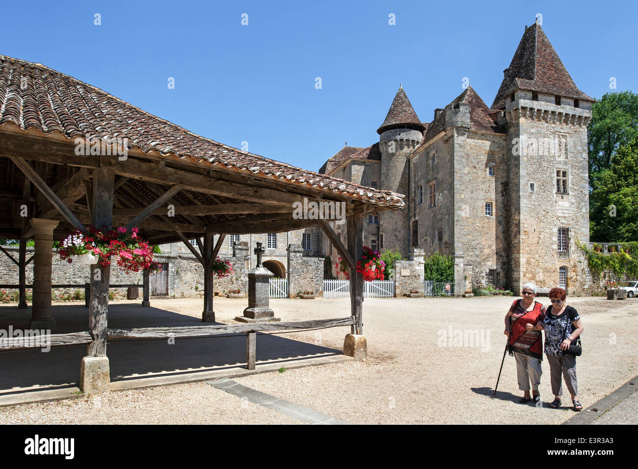 Château de La Marthonie / Marthonye anziani e i turisti in visita alla piazza del mercato, a Saint-Jean-de-Côle, Dordogne, Francia Foto Stock