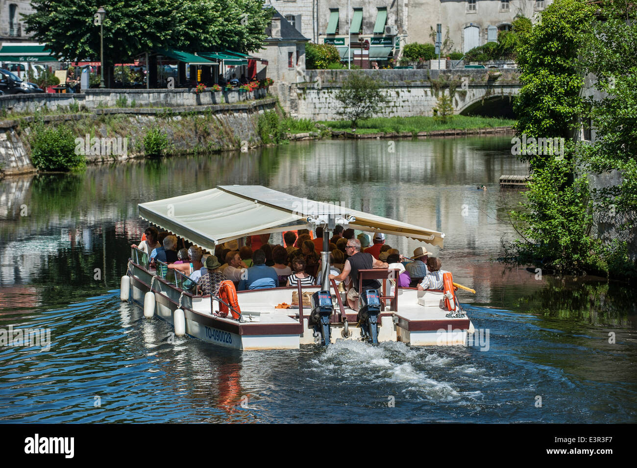 I turisti durante la visita guidata gita in barca sul fiume Dronne a Brantôme, Dordogne, Aquitaine, Francia Foto Stock