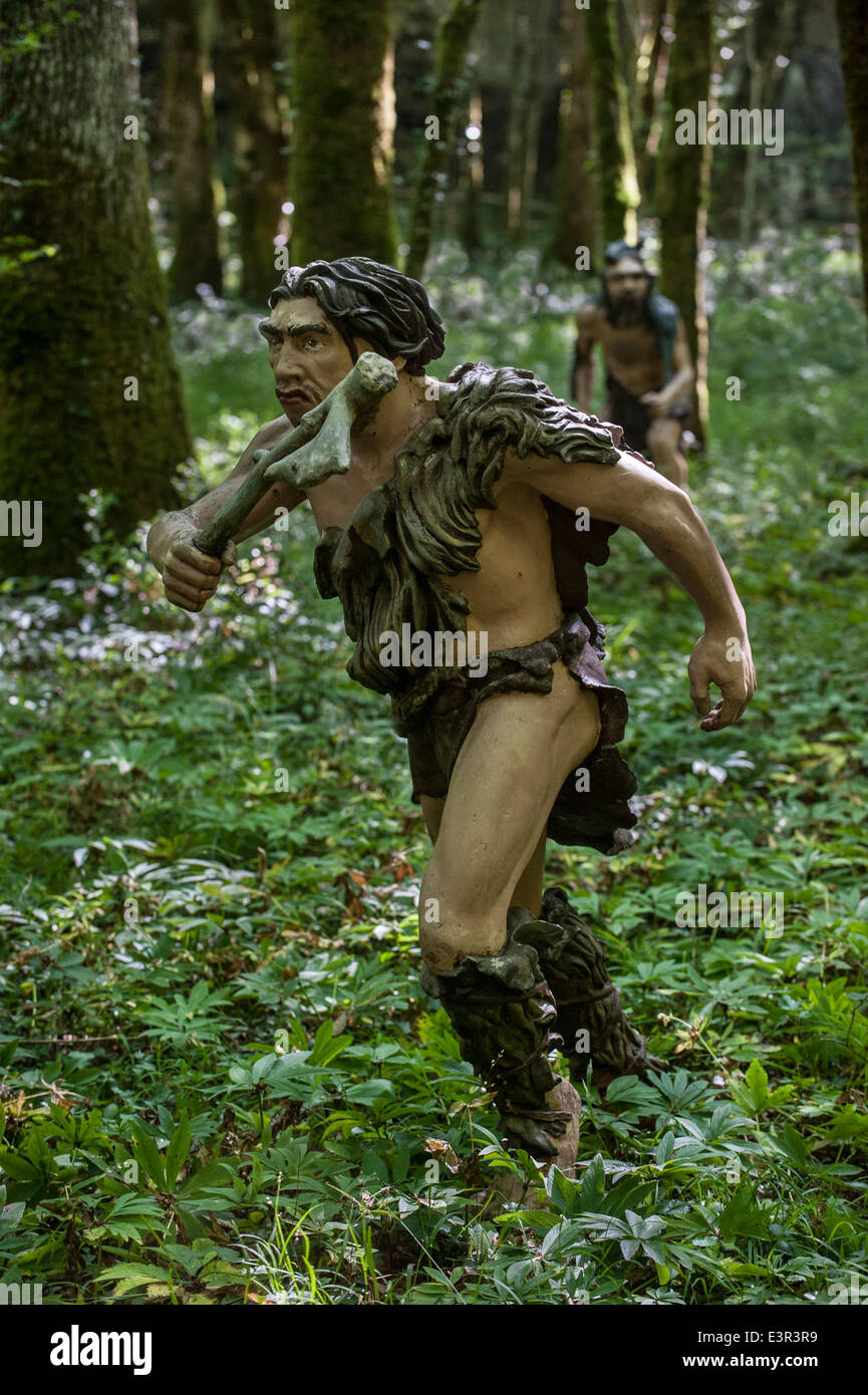 Cacciatori di Neanderthal a caccia di prede nella foresta a Prehisto Parc, il parco a tema sulla vita preistorica a Tursac, Dordogne, Francia Foto Stock