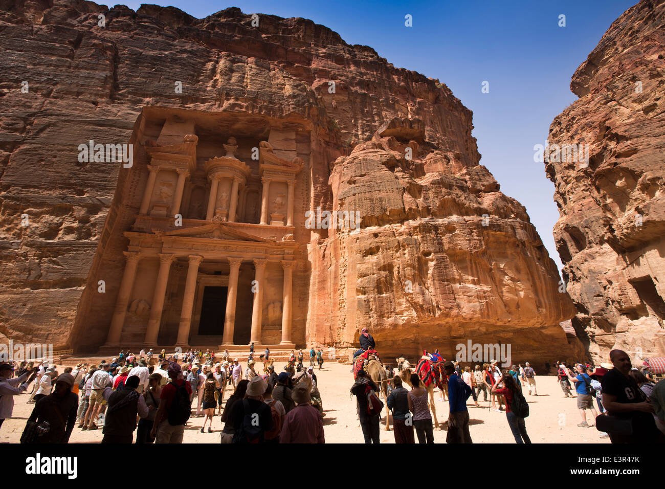 Giordania, Araba, Petra, la folla di turisti che si godono vista del tesoro, Al Khazneh Firaun Foto Stock