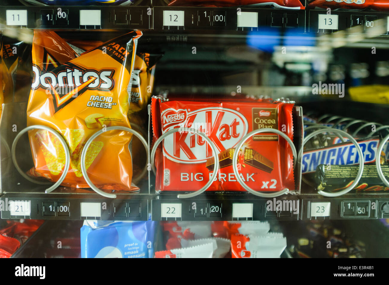 Doritos, Kitkat, Mars e Snickers in vendita in un distributore automatico Foto Stock