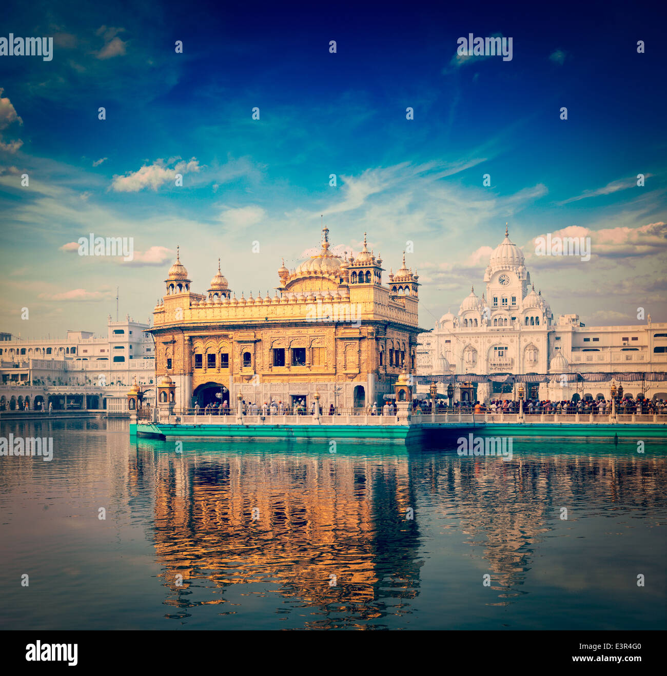 Vintage retrò hipster stile immagine di viaggio del famoso India attrazione Gurdwara Sikh Tempio d'Oro (Harmandir Sahib). Amritsar Foto Stock