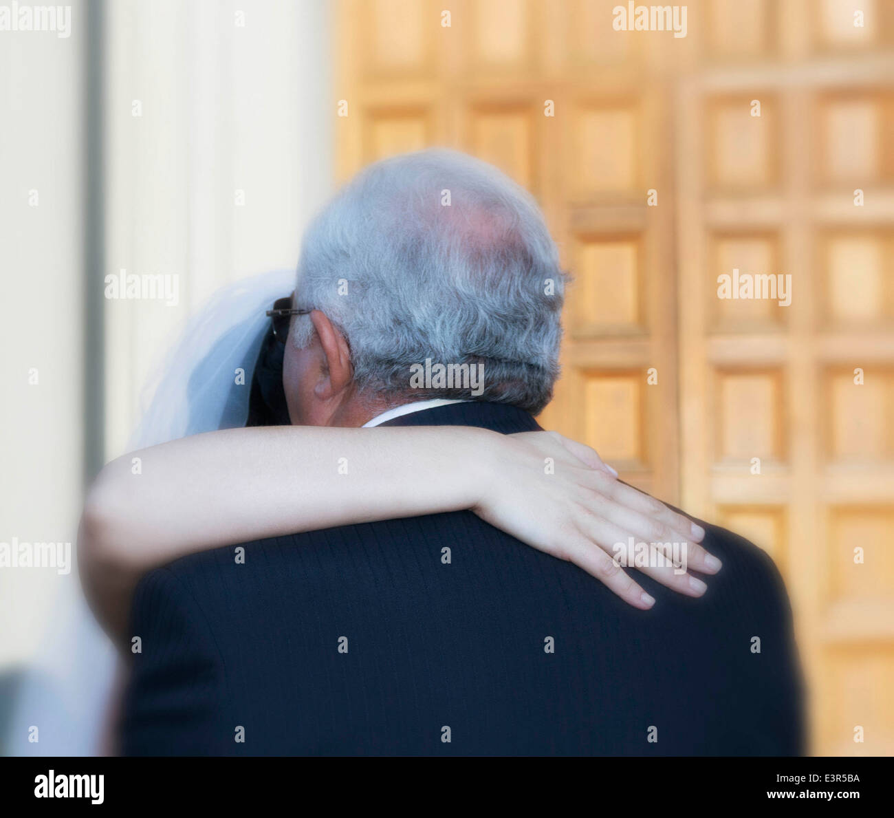 Figlia di padre abbraccia al suo matrimonio Foto Stock