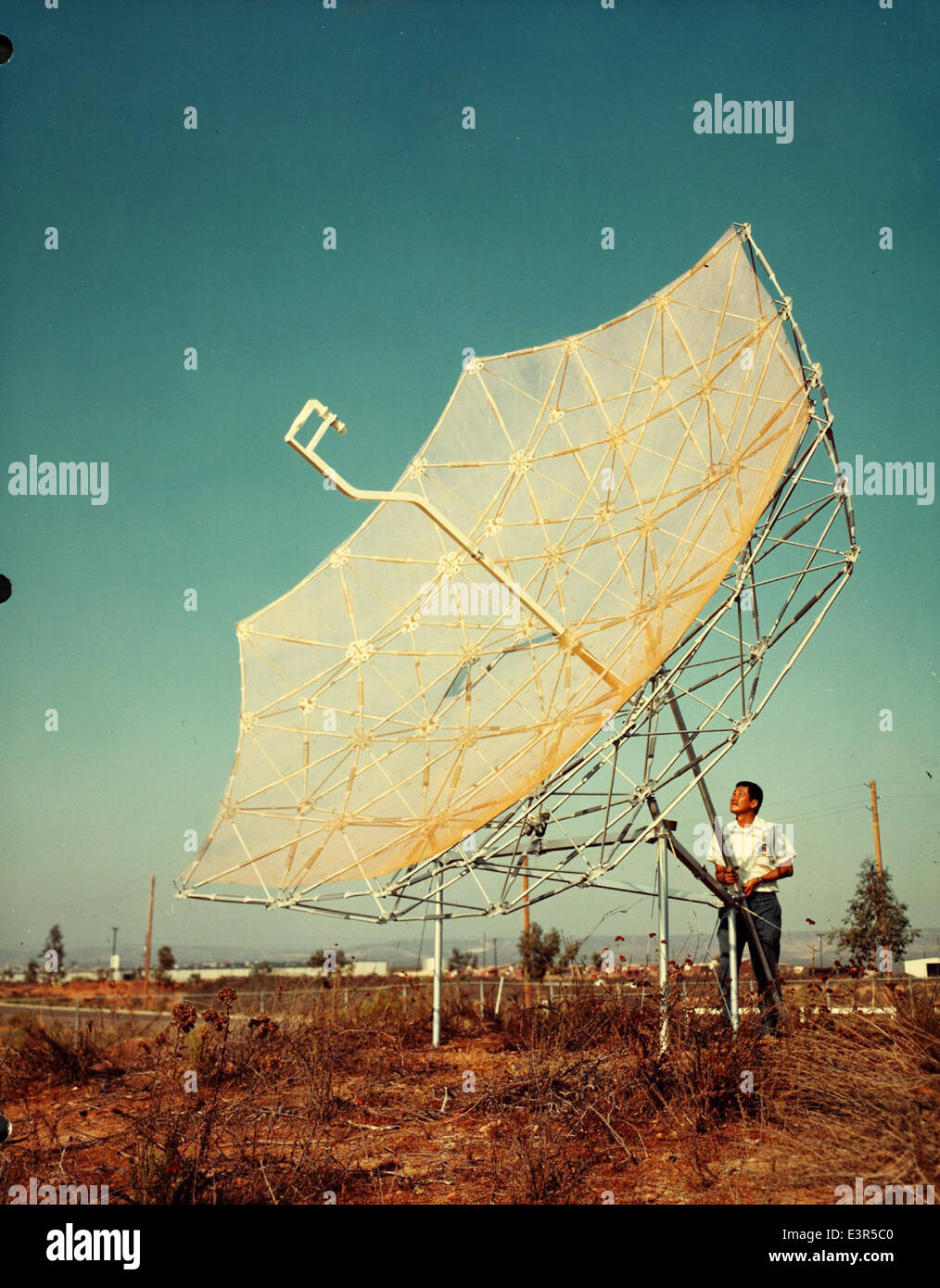 Questa fotografia dello stabilimento Convair/General Dynamics nel periodo 1965-1975 mostra la forza lavoro e gli sforzi produttivi alla base delle tecnologie aerospaziali, evidenziando il contributo dell’impianto ai programmi militari e spaziali. Foto Stock