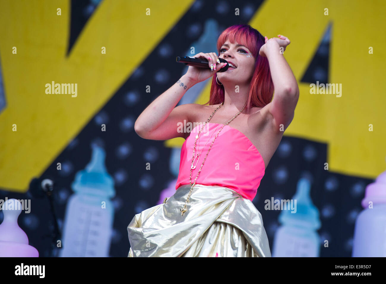 Glastonbury, Somerset, Regno Unito. Il 27 giugno 2014. Glastonbury Festival 2014. Lily Allen Credito: James McCauley/Alamy Live News Foto Stock