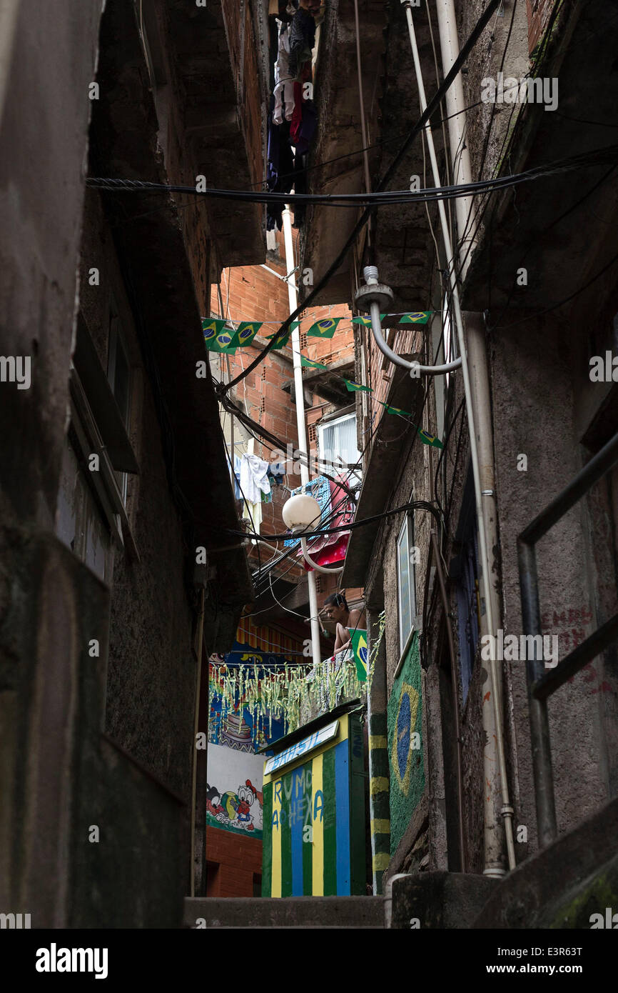 (140627) -- RIO DE JANEIRO, Giugno 27, 2014 (Xinhua) -- Un residente guarda fuori della sua finestra a Favela di Santa Marta, Rio de Janeiro, Brasile, il 26 giugno 2014. Favela di Santa Marta, fondata nel 1920, è uno dei più antichi favelas di Rio de Janeiro. Divenne famoso nel 1996, quando americana cantante pop Michael Jackson ha registrato un videoclip a Santa Marta per la sua canzone "Essi non si cura di noi." Dopo pacificante unità di polizia (UPP) ha preso il controllo di Santa Marta nel 2008, divenne un "modello di ruolo' per tutte le favelas di Rio de Janeiro e anche un punto panoramico. (Xinhua/Guillermo Arias) Foto Stock