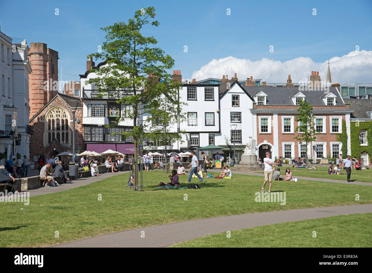 Cattedrale vicino nella città di Exeter Devon England Regno Unito visto dalla cattedrale verde Foto Stock