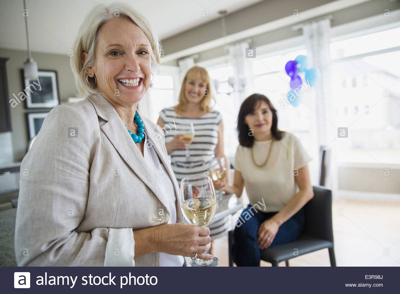 Le donne di bere vino a parte Foto Stock