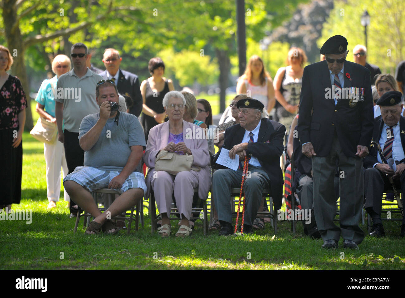 I politici e i membri del pubblico, veterani e servendo il personale militare assistere ad una cerimonia in occasione del settantesimo anniversario del D-day. Foto Stock