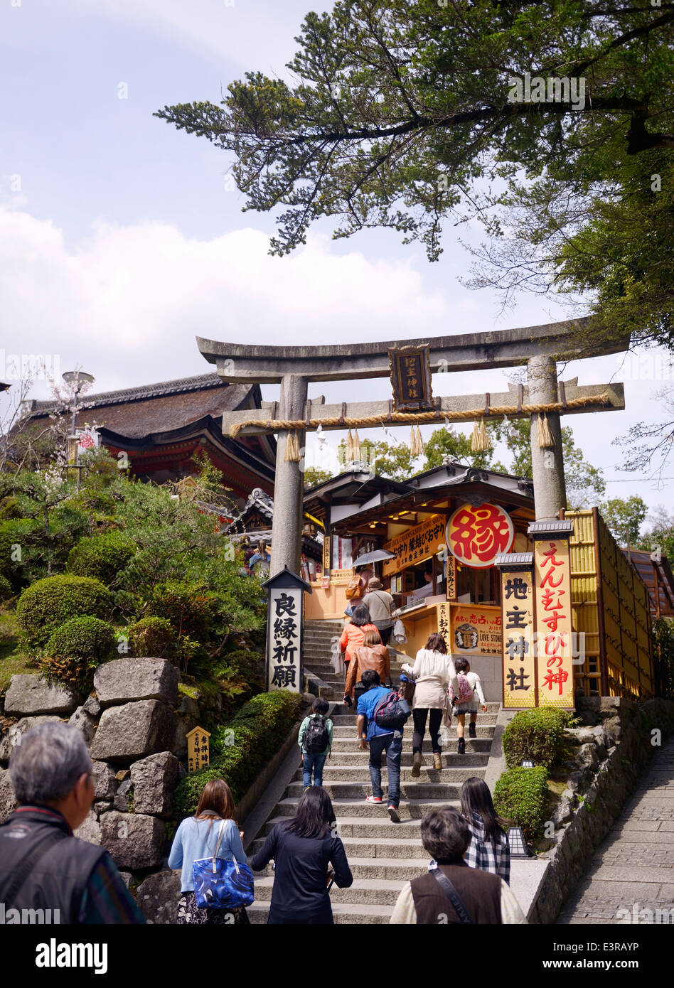 Persone che entrano Jishu jinja sacrario di matchmaking del matrimonio a Kiyomizu-dera tempio buddista in Higashiyama, Kyoto, Giappone 2014. Foto Stock
