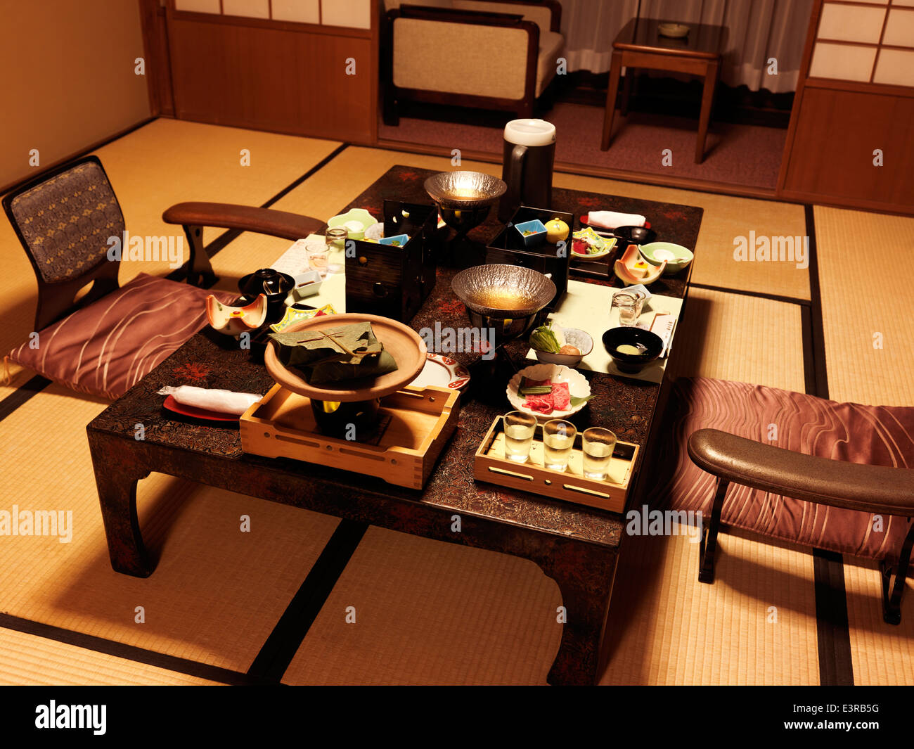 Cena su un tavolo a un giapponese ryokan tradizionale camera d'hotel di Gero, Gifu, Giappone. Foto Stock