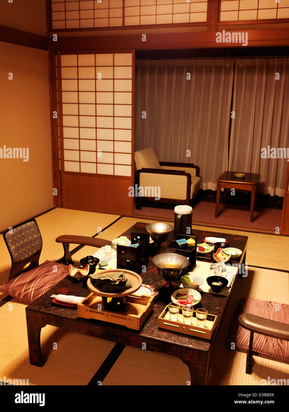 Cena La cena è servita su un tavolo a un giapponese ryokan tradizionale camera d'hotel di Gero, Gifu, Giappone. Foto Stock