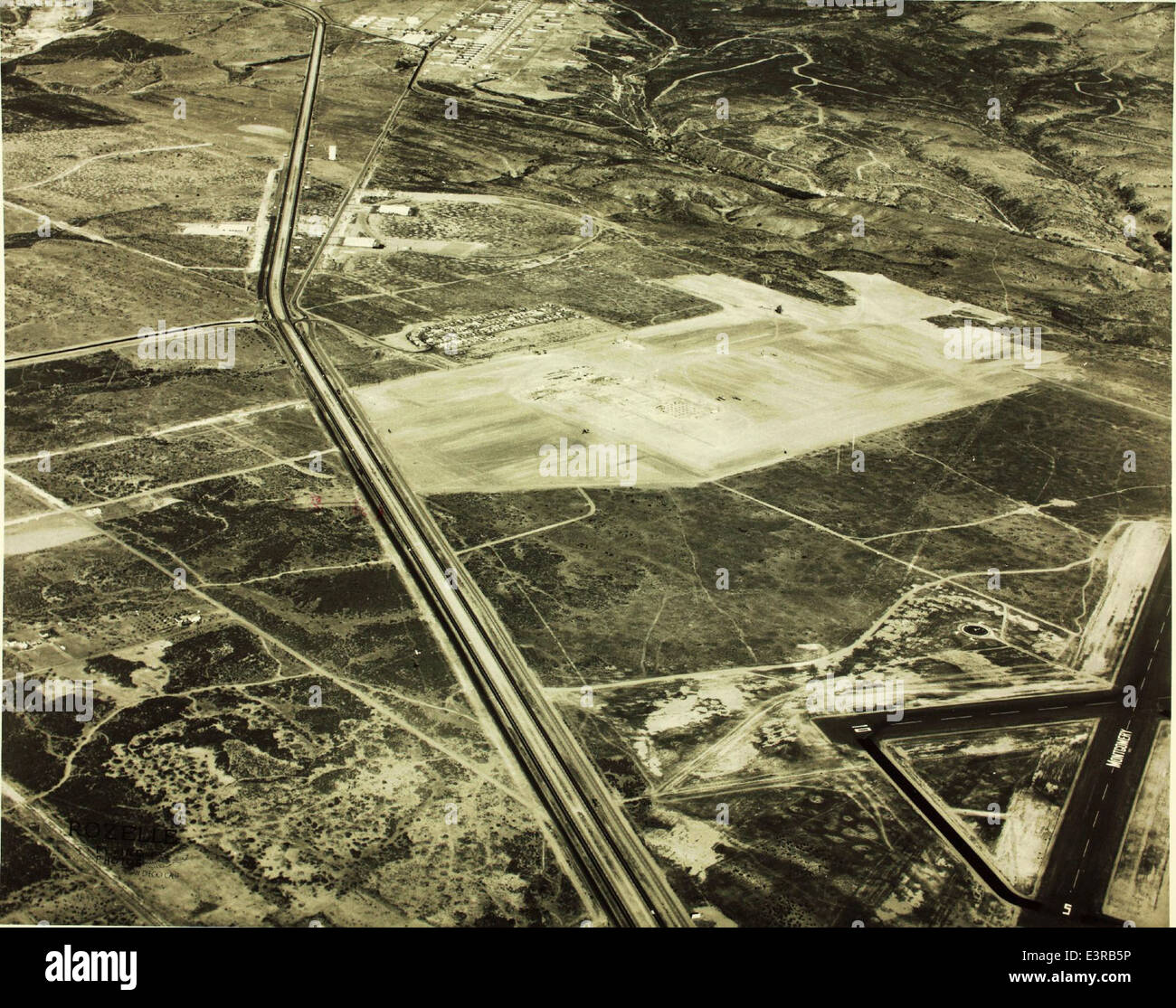 Questa vista aerea dell'area di San Diego del 1950-1959 fornisce un'istantanea dello sviluppo della città e del paesaggio aeronautico del periodo. La fotografia è stata scattata da Howard Rozelle e mostra le infrastrutture in crescita della regione. Foto Stock