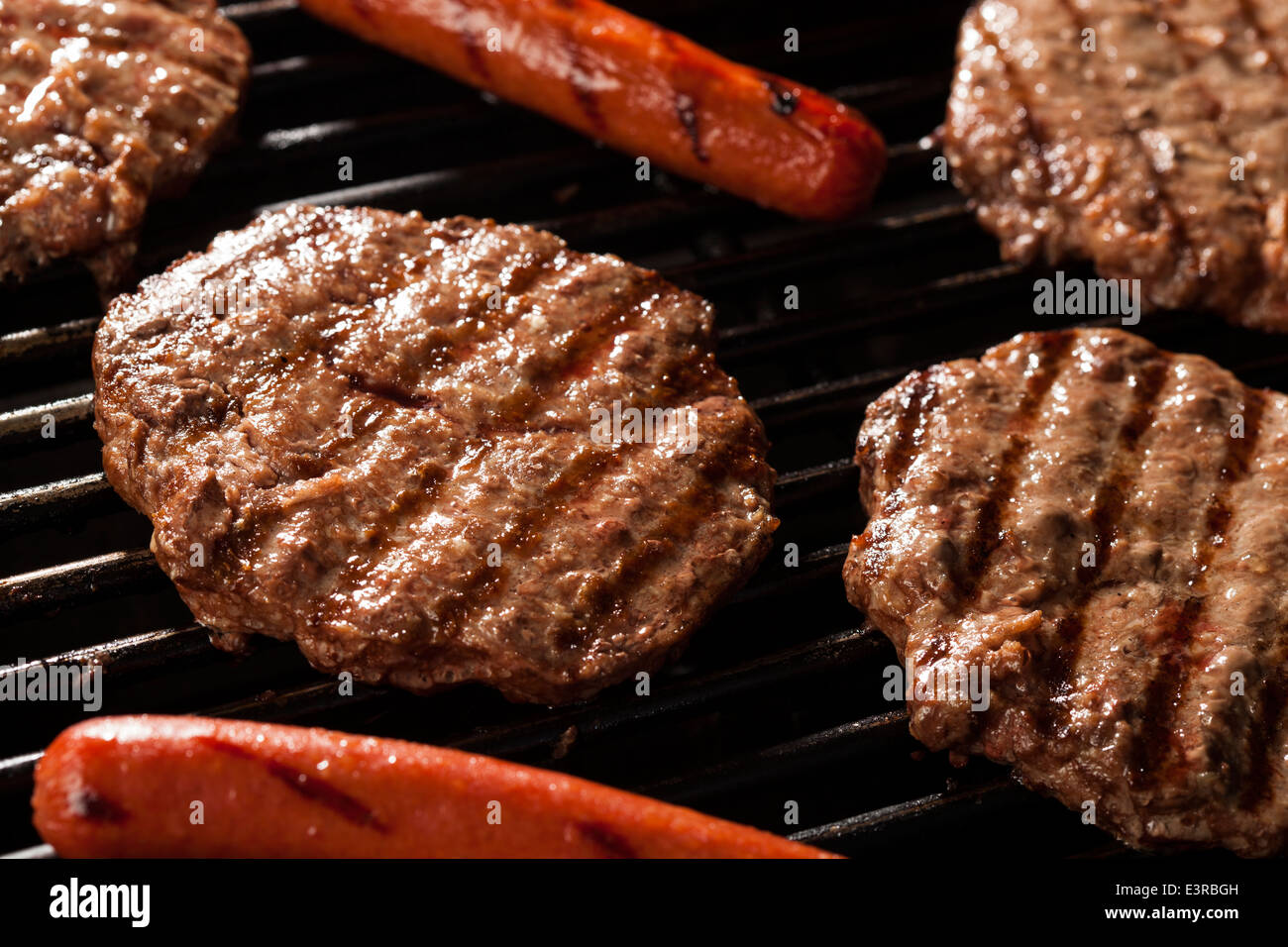 Deliziosi hamburger e hot dog alla griglia Foto Stock