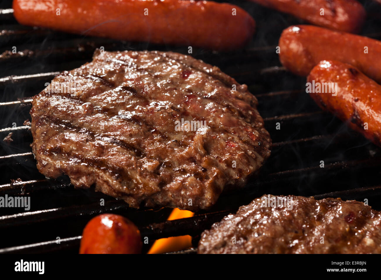 Deliziosi hamburger e hot dog alla griglia Foto Stock