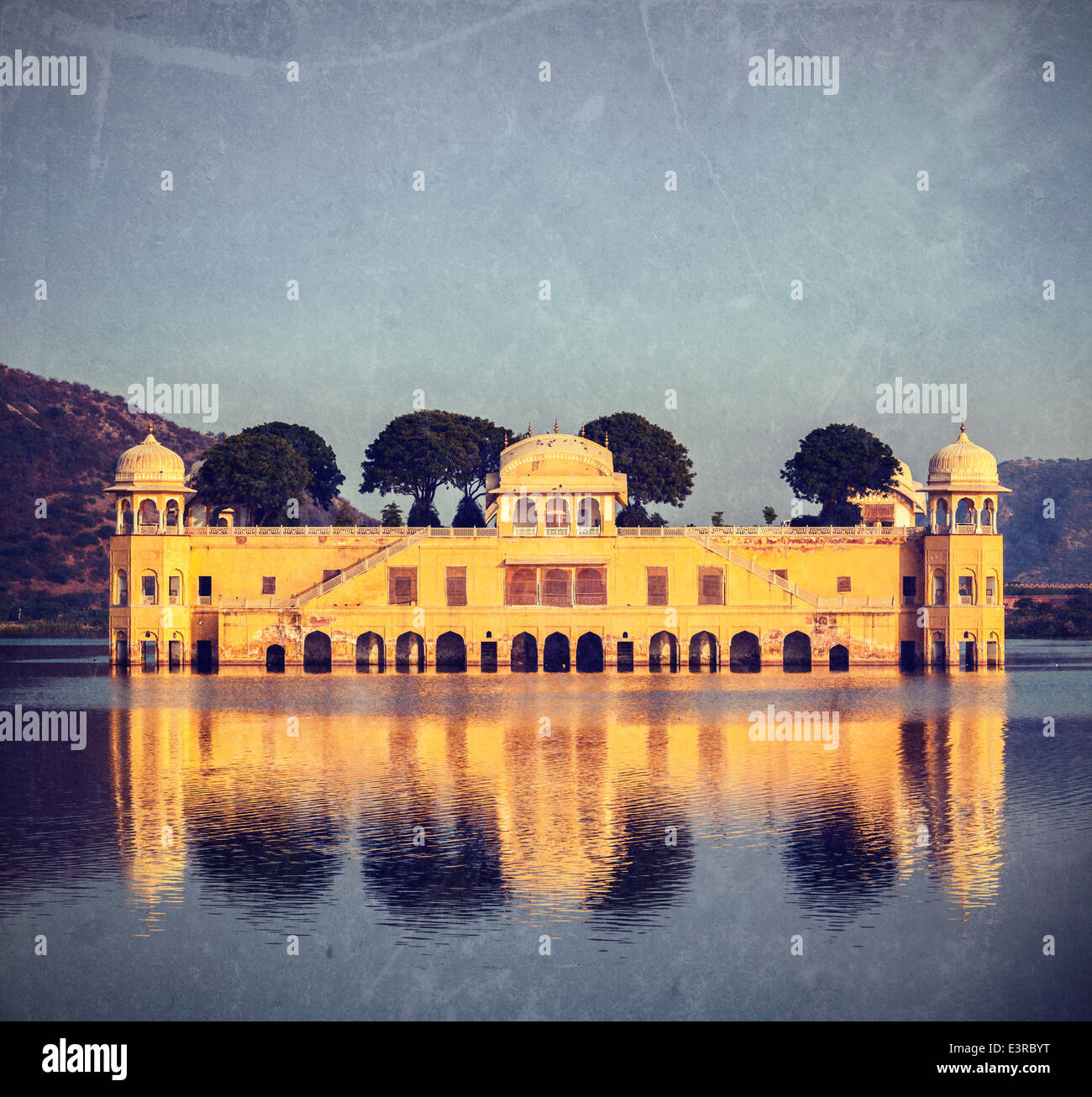 Vintage retrò hipster stile immagine di viaggio del Rajasthan landmark - Jal Mahal (acqua Palace) sull'uomo Sagar Lago, Jaipur, Rajasthan Foto Stock