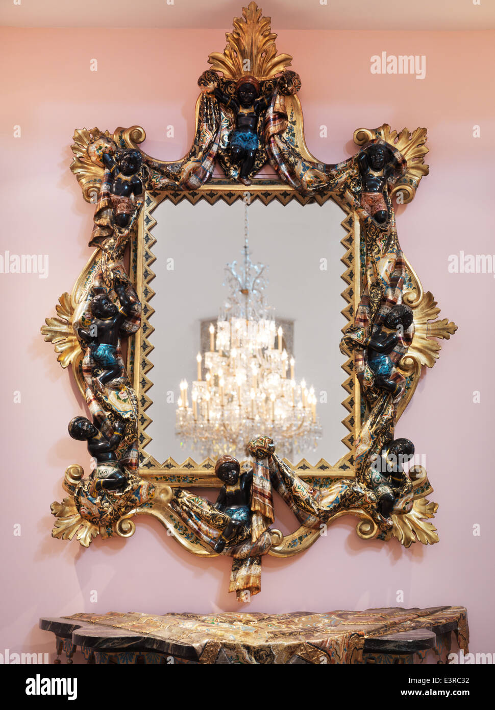 Golden decorativo rinascimentale il telaio dello specchietto su una parete Foto Stock