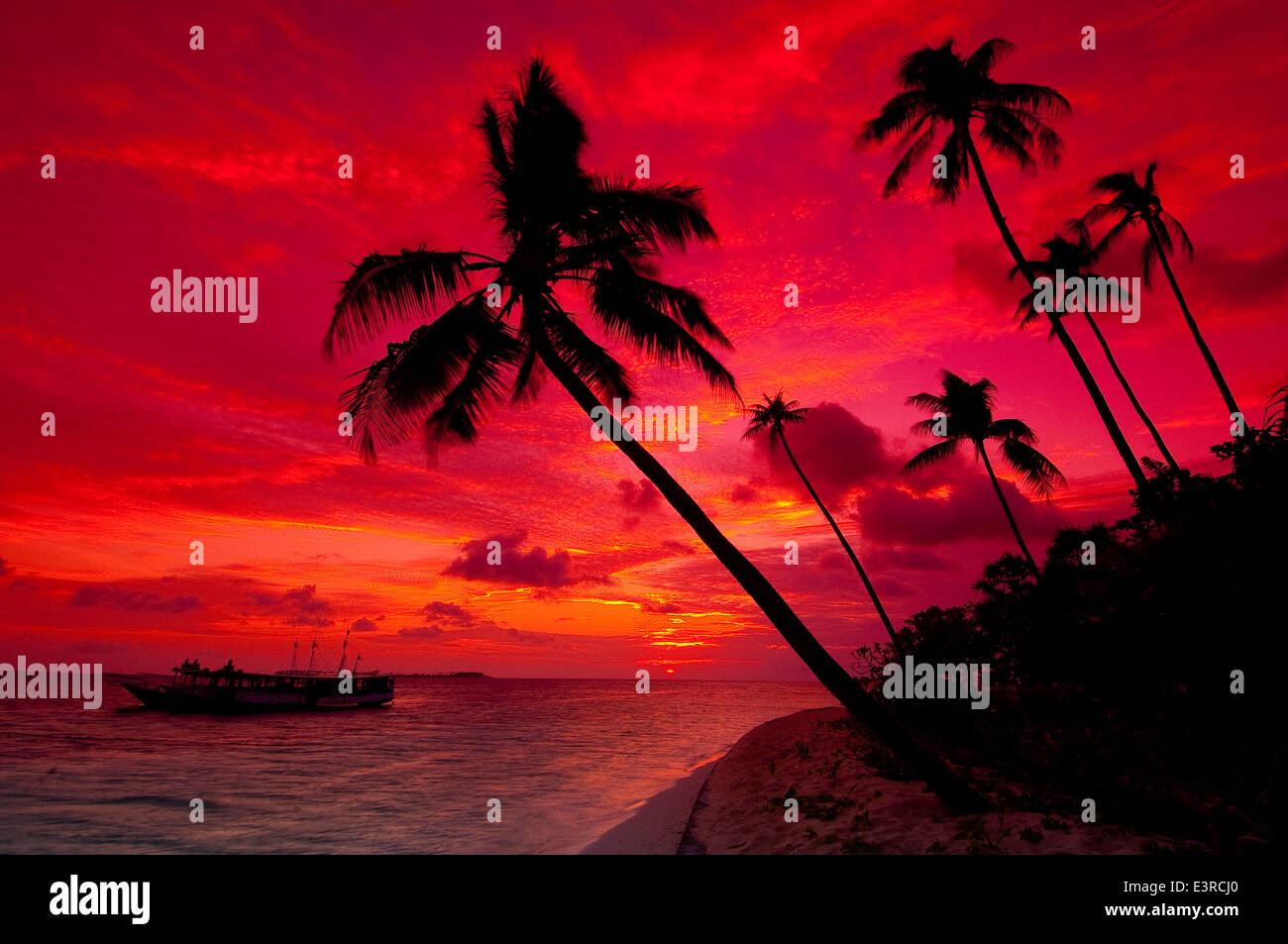 Il tramonto sul mare di Flores, Wakatobi., Indonesia Foto Stock