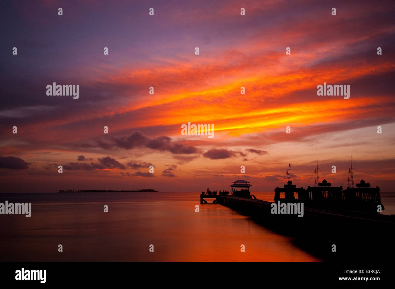 Il tramonto sul mare di Flores, Wakatobi., Indonesia Foto Stock