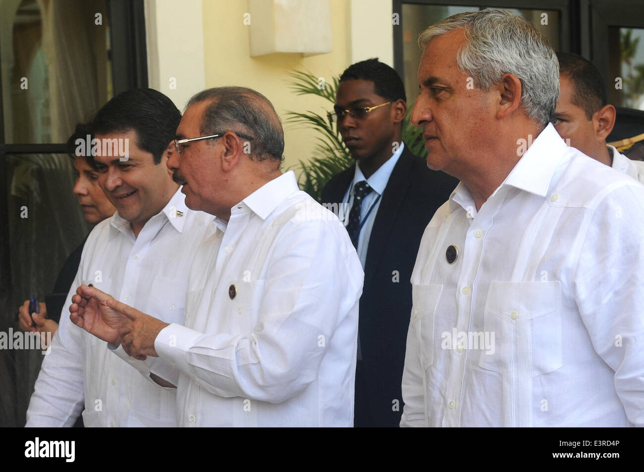 (140628) -- PUNTA CANA, 28 giugno 2014 (Xinhua) -- i presidenti di Honduras, Juan Orlando Hernandez (L), della Repubblica Dominicana Danilo Medina (C) e dal Guatemala Otto Perez Molina (R), la parola al termine della XLIII Vertice dei Capi di Stato e di governo del sistema di integrazione dell'America centrale (SICA, la sua sigla in spagnolo), in Punta Cana Repubblica Dominicana, il 27 giugno 2014. Durante la XLIII Vertice dei Capi di Stato e di governo del SICA, i capi di Stato hanno firmato una dichiarazione speciale sulla situazione dell America centrale per i bambini e gli adolescenti che emigrano per non accompagnati Regno Foto Stock