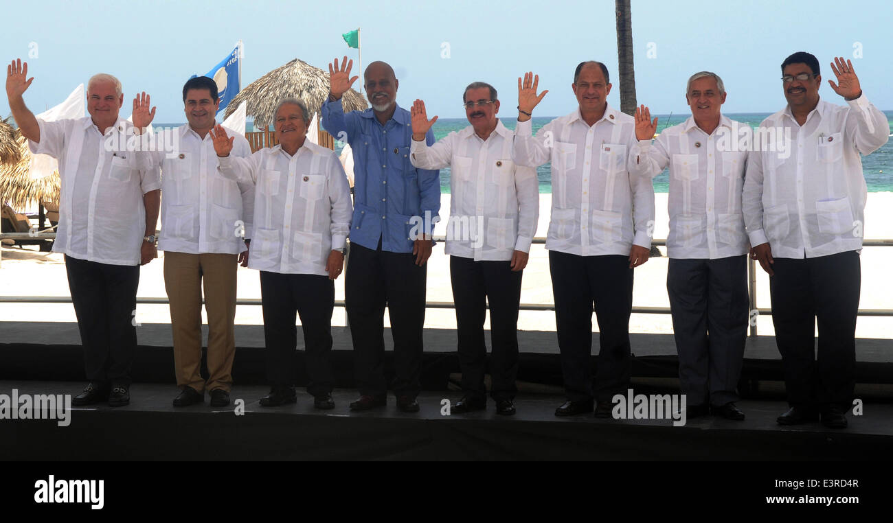 (140628) -- PUNTA CANA, 28 giugno 2014 (Xinhua) -- (da L a R) presidenti, di Panama, Ricardo Martinelli, di Honduras, Juan Orlando Hernandez, di El Salvador, Salvador Sanchez Ceren, il Primo Ministro del Belize, Dean Oliver Barrow, Presidente della Repubblica Dominicana, Danilo Medina e i suoi omologhi del Costa Rica, Luis Guillermo Solis, e del Guatemala, Otto Perez Molina e il Vice Ministro degli Affari esteri del Nicaragua, Valdrack L. Jaentschke, pongono durante la XLIII Vertice dei Capi di Stato e di governo del sistema di integrazione dell'America centrale (SICA, la sua sigla in spagnolo), in Foto Stock