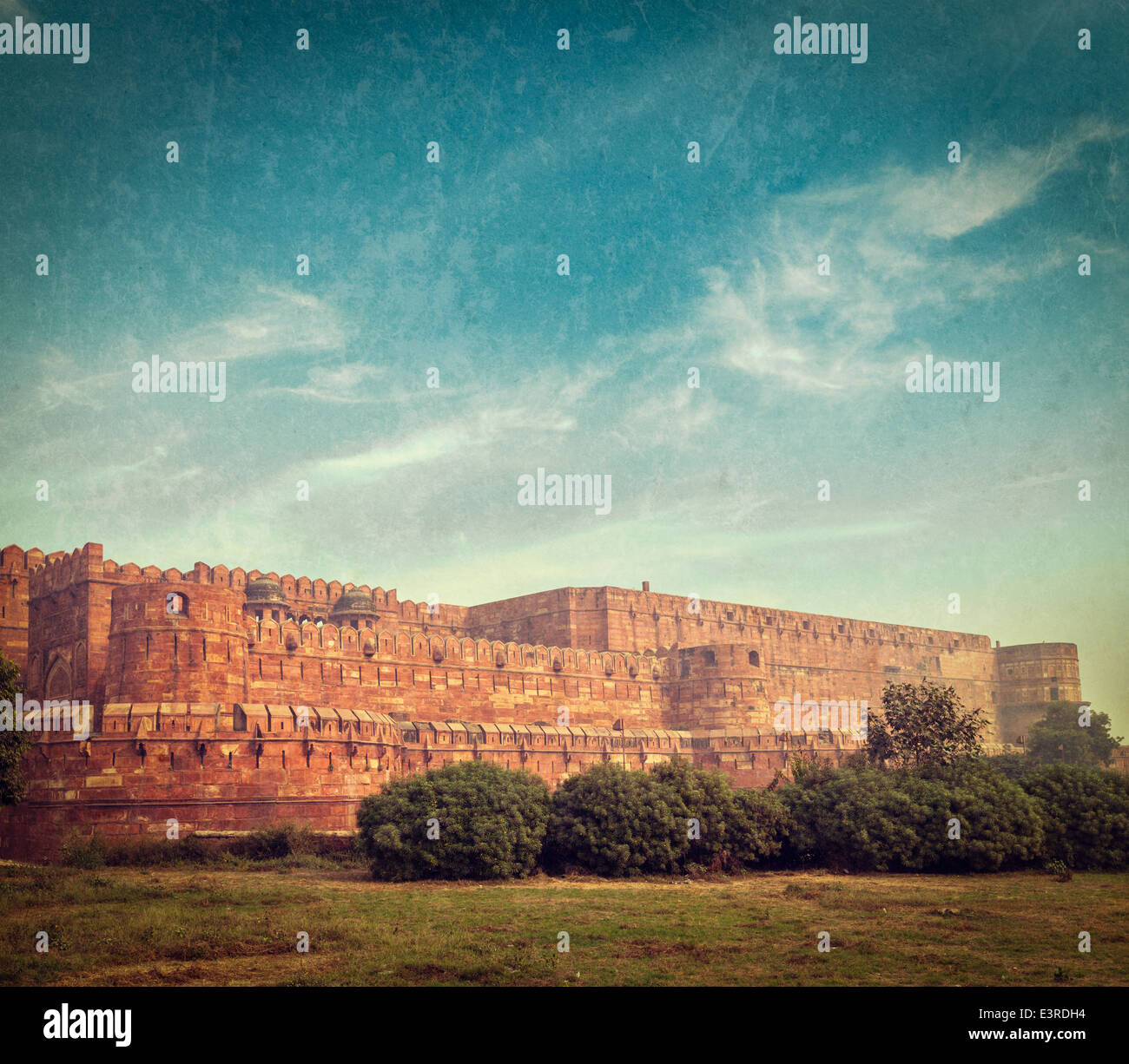 Vintage retrò hipster stile immagine di viaggio di Agra Fort con texture grunge sovrapposto. Agra, Uttar Pradesh, India Foto Stock