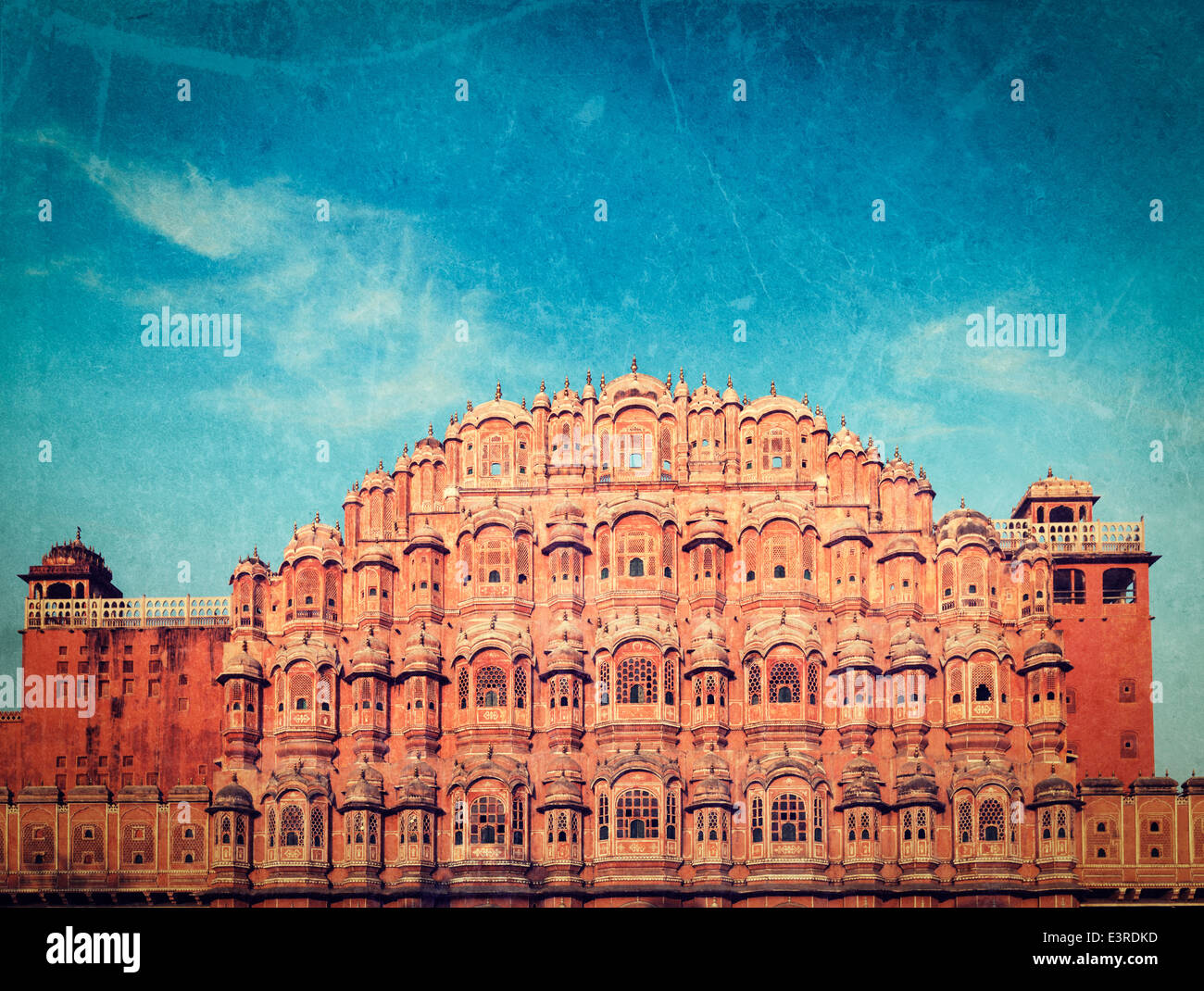 Vintage retrò stile hipster travel immagine della famosa Rajasthan landmark - Hawa Mahal Palace (Palazzo dei venti), Jaipur, India Foto Stock