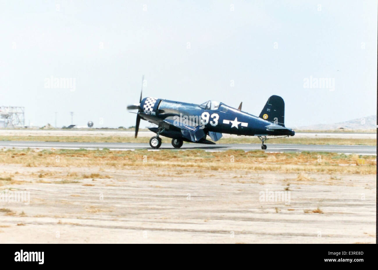 L'F4U-7 Corsair, un caccia navale sviluppato da Vought, è stato uno dei velivoli più iconici della seconda guerra mondiale. La foto della collezione Charles M. Daniels evidenzia il ruolo del Corsair nelle operazioni di combattimento e la sua eredità nell'aviazione militare. Foto Stock