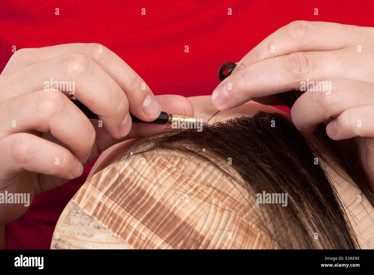 Professional wig-maker - primo piano dello strumento di lavoro Foto Stock