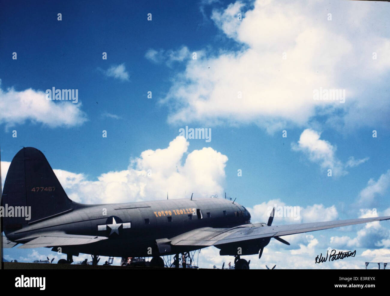 Questa foto della collezione Charles M. Daniels raffigura un Curtiss C-46D, un aereo da trasporto bimotore ampiamente utilizzato durante la seconda guerra mondiale. Il C-46 era noto per la sua capacità di trasportare carichi pesanti su lunghe distanze. Foto Stock