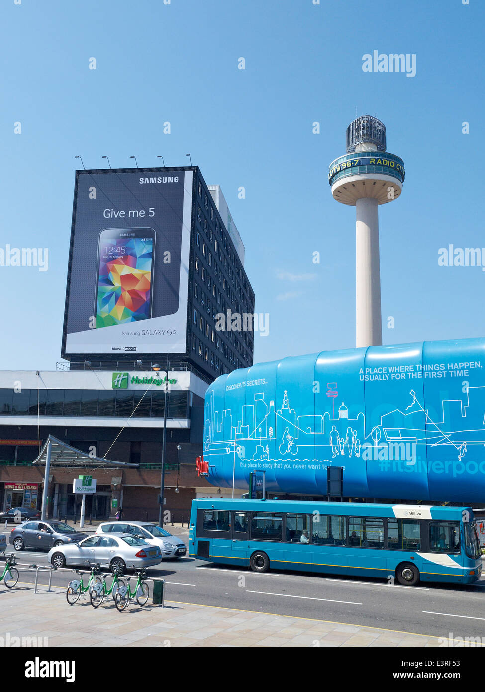 Samsung Galaxy commerciale in Holiday inn con St Johns Beacon in Liverpool Merseyside Regno Unito Foto Stock