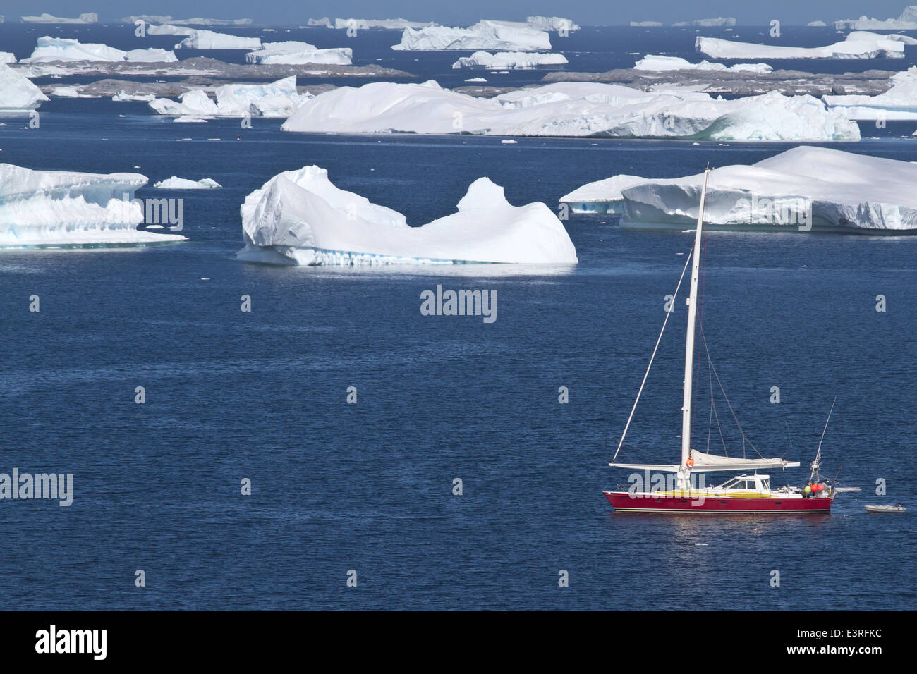 Sailing yacht in acque antartiche tra belle iceberg Foto Stock