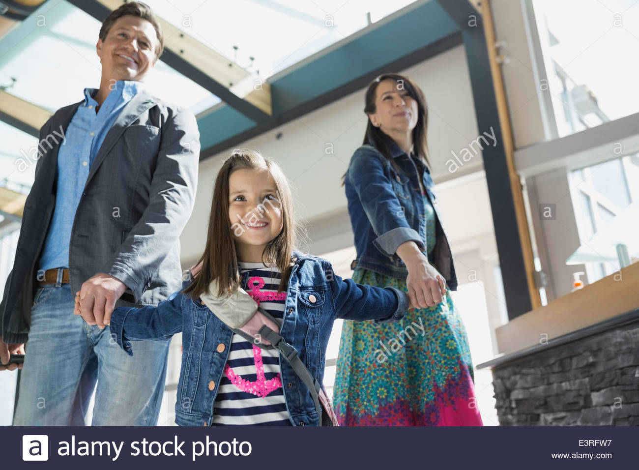 Figlia di genitori leader in aeroporto Foto Stock