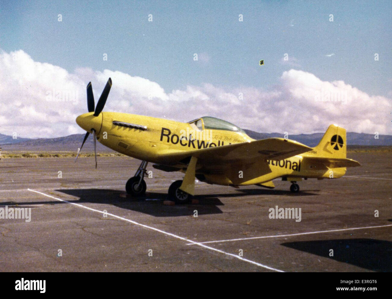 Questa foto della Charles M. Daniels Collection mostra Bob Hoover sul suo P-51 Mustang nordamericano, un leggendario aereo da caccia della seconda guerra mondiale. L'aereo, alimentato da un motore Packard V-1650 Merlin, fu una risorsa chiave per il successo della Mustang nell'aviazione militare. La Mustang di Hoover era un modello P-51D con il numero di coda N51RH, diventando poi parte della flotta di show aerei di Hoover. Foto Stock