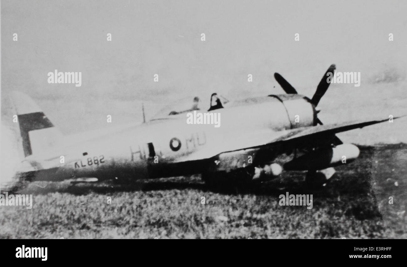 Questa foto della collezione Charles M. Daniels raffigura un Republic P-47 Thunderbolt, uno dei caccia americani di maggior successo e ampiamente utilizzati durante la seconda guerra mondiale. Noto per la sua durata e potenza di fuoco, il P-47 è stato un componente chiave nella vittoria alleata, impegnandosi sia in ruoli aria-aria che di attacco al suolo. Foto Stock