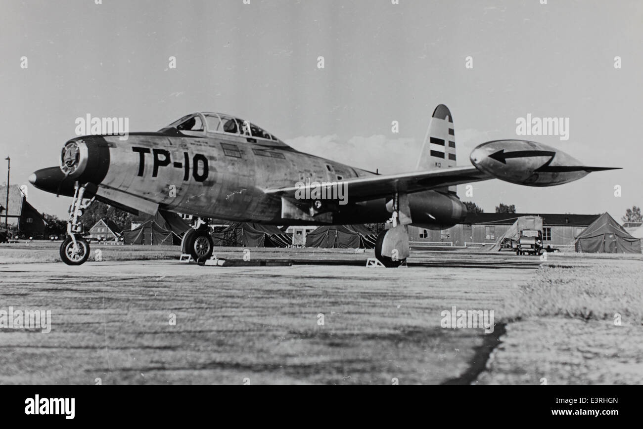 L'F-84G Thunderjet era un caccia-bombardiere statunitense utilizzato durante la guerra di Corea. Era noto per la sua velocità, potenza di fuoco e versatilità, giocando un ruolo significativo nel supporto aereo ravvicinato e nelle missioni di attacco al suolo durante il conflitto. Foto Stock