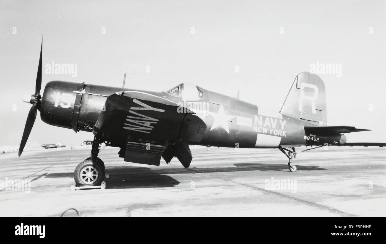 Questa immagine della Charles M. Daniels Collection mostra il Chance Vought F4U Corsair, un iconico caccia navale della seconda guerra mondiale alimentato dal motore Pratt & Whitney R-2800 Double Wasp. Vari modelli, come l'F4U-1D e il FG-1 Corsair di Goodyear, erano essenziali nell'aviazione navale durante il conflitto. L'aereo giocò un ruolo importante nel teatro del Pacifico, noto per la sua robustezza e le sue potenti prestazioni. Foto Stock