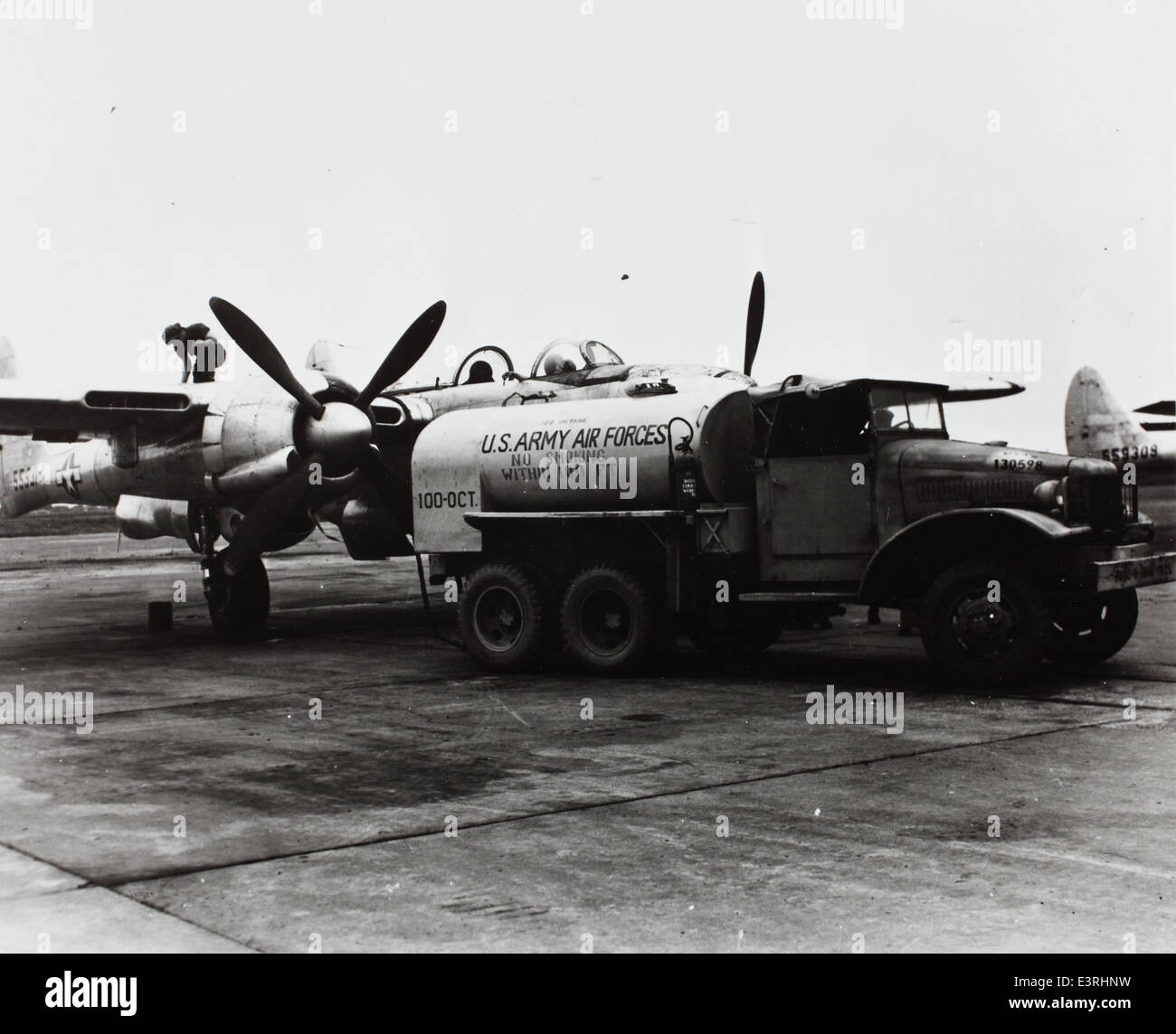 Questa fotografia della Charles M. Daniels Collection mostra l'F-15, un aereo da caccia rinomato per la sua versatilità e superiorità aerea. L'F-15 è stato una parte significativa della flotta dell'aeronautica statunitense, eccellendo sia in ruoli di combattimento aria-aria che aria-terra. Foto Stock