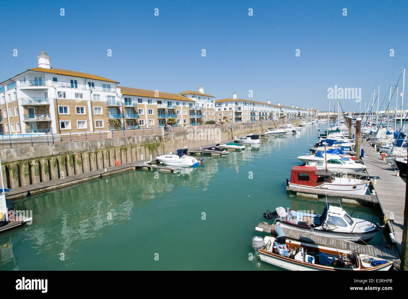 Brighton Marina REGNO UNITO Inghilterra Yachts barche a motore residenziale e commerciale sulla costa sud Foto Stock